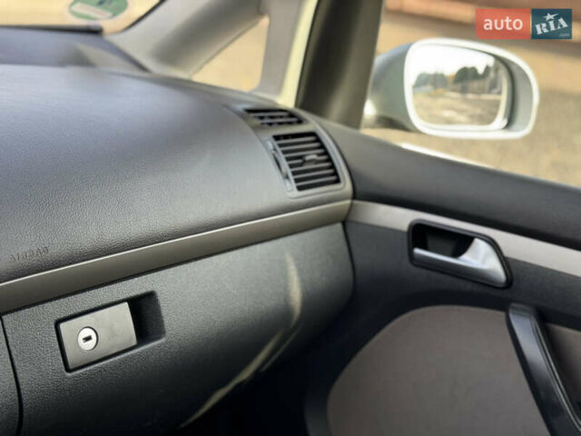 Сірий Фольксваген Туран, об'ємом двигуна 1.4 л та пробігом 197 тис. км за 7690 $, фото 47 на Automoto.ua