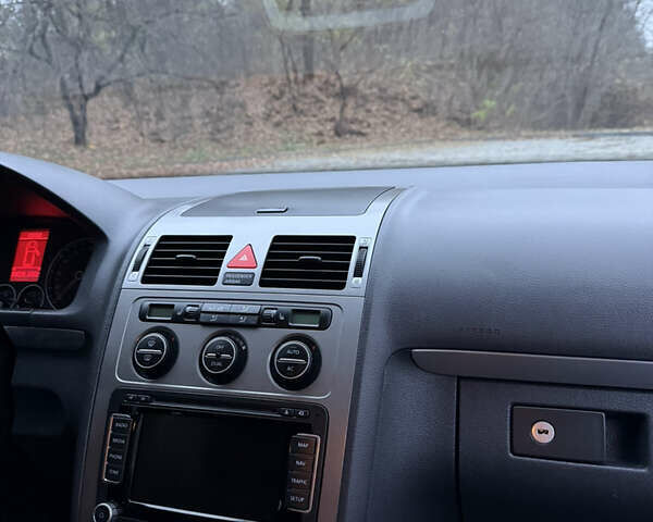 Сірий Фольксваген Туран, об'ємом двигуна 1.39 л та пробігом 182 тис. км за 7950 $, фото 34 на Automoto.ua