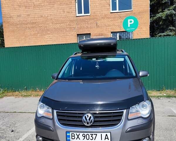 Серый Фольксваген Туран, объемом двигателя 1.9 л и пробегом 310 тыс. км за 7799 $, фото 2 на Automoto.ua