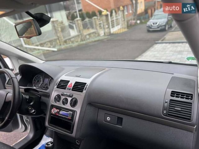 Серый Фольксваген Туран, объемом двигателя 1.6 л и пробегом 198 тыс. км за 8399 $, фото 66 на Automoto.ua