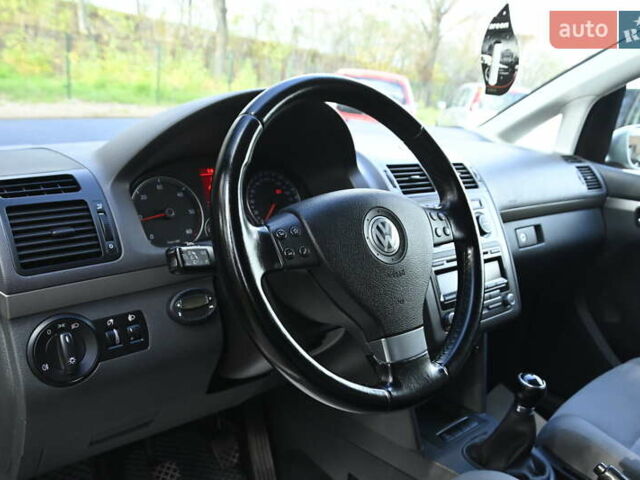 Сірий Фольксваген Туран, об'ємом двигуна 2 л та пробігом 190 тис. км за 9500 $, фото 25 на Automoto.ua