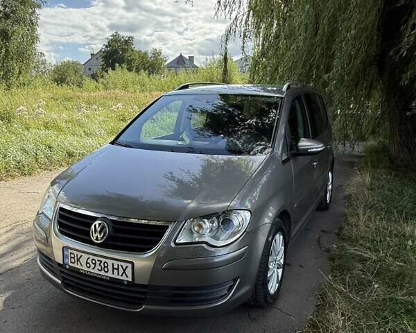 Сірий Фольксваген Туран, об'ємом двигуна 1.39 л та пробігом 250 тис. км за 7000 $, фото 5 на Automoto.ua