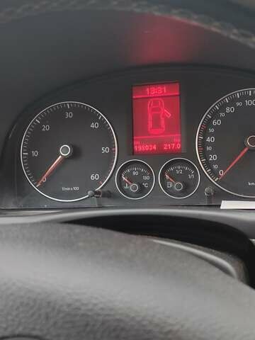 Серый Фольксваген Туран, объемом двигателя 2 л и пробегом 198 тыс. км за 7600 $, фото 8 на Automoto.ua