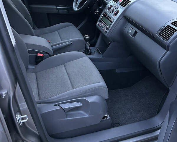 Серый Фольксваген Туран, объемом двигателя 1.6 л и пробегом 225 тыс. км за 8199 $, фото 41 на Automoto.ua