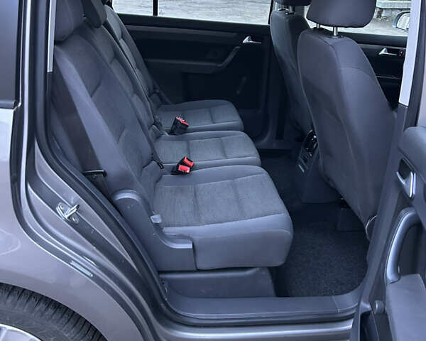 Серый Фольксваген Туран, объемом двигателя 1.6 л и пробегом 225 тыс. км за 8199 $, фото 42 на Automoto.ua