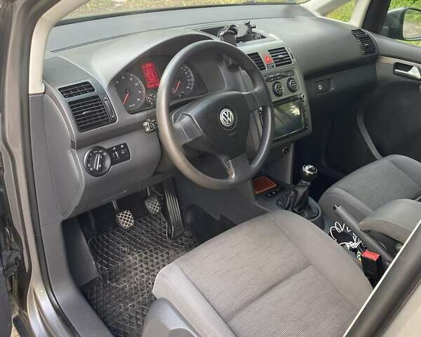 Серый Фольксваген Туран, объемом двигателя 1.6 л и пробегом 211 тыс. км за 9150 $, фото 17 на Automoto.ua