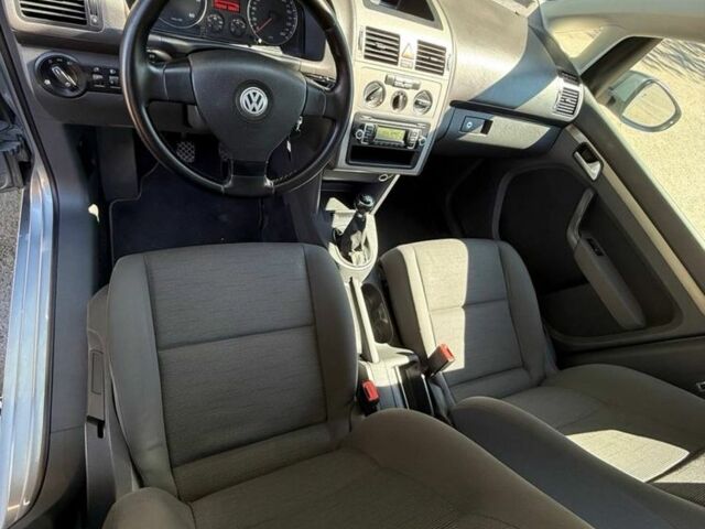 Серый Фольксваген Туран, объемом двигателя 1.9 л и пробегом 235 тыс. км за 9100 $, фото 5 на Automoto.ua