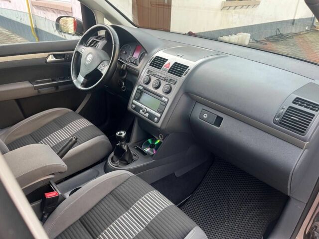 Серый Фольксваген Туран, объемом двигателя 1.4 л и пробегом 170 тыс. км за 7700 $, фото 6 на Automoto.ua