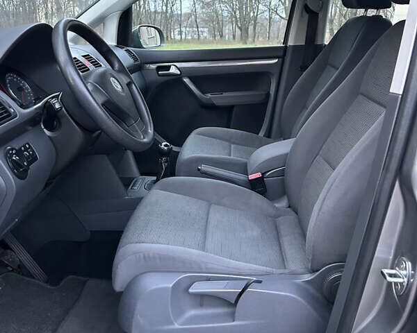 Серый Фольксваген Туран, объемом двигателя 1.6 л и пробегом 225 тыс. км за 8199 $, фото 28 на Automoto.ua