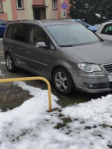 Серый Фольксваген Туран, объемом двигателя 2 л и пробегом 198 тыс. км за 7600 $, фото 1 на Automoto.ua