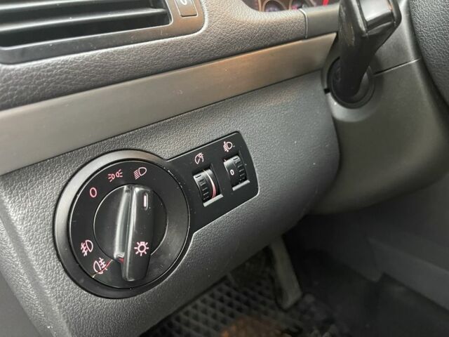 Серый Фольксваген Туран, объемом двигателя 1.9 л и пробегом 380 тыс. км за 3950 $, фото 12 на Automoto.ua