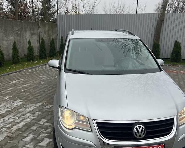 Серый Фольксваген Туран, объемом двигателя 1.6 л и пробегом 185 тыс. км за 8350 $, фото 2 на Automoto.ua