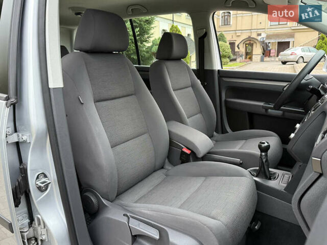 Серый Фольксваген Туран, объемом двигателя 1.6 л и пробегом 174 тыс. км за 7450 $, фото 31 на Automoto.ua