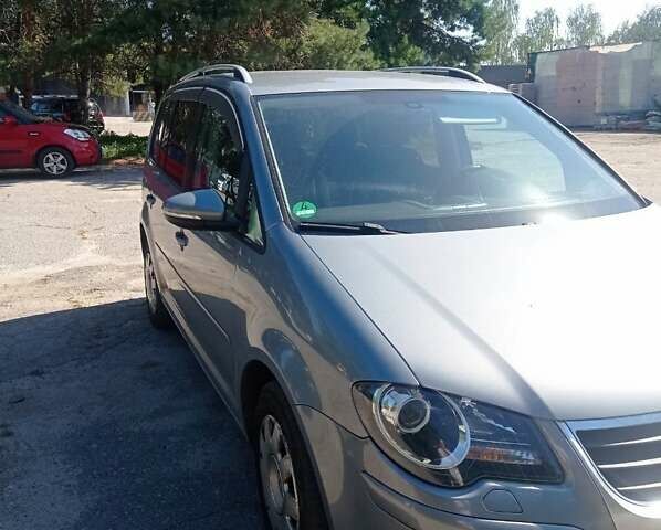 Серый Фольксваген Туран, объемом двигателя 1.6 л и пробегом 195 тыс. км за 8000 $, фото 2 на Automoto.ua