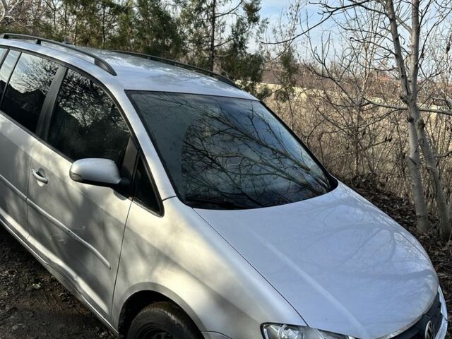 Серый Фольксваген Туран, объемом двигателя 0 л и пробегом 150 тыс. км за 4000 $, фото 1 на Automoto.ua