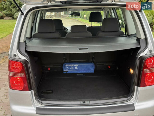 Серый Фольксваген Туран, объемом двигателя 1.6 л и пробегом 174 тыс. км за 7550 $, фото 58 на Automoto.ua