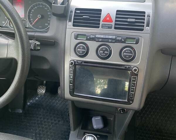 Серый Фольксваген Туран, объемом двигателя 1.6 л и пробегом 211 тыс. км за 9150 $, фото 29 на Automoto.ua