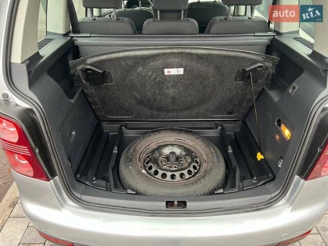 Серый Фольксваген Туран, объемом двигателя 1.6 л и пробегом 198 тыс. км за 8399 $, фото 70 на Automoto.ua