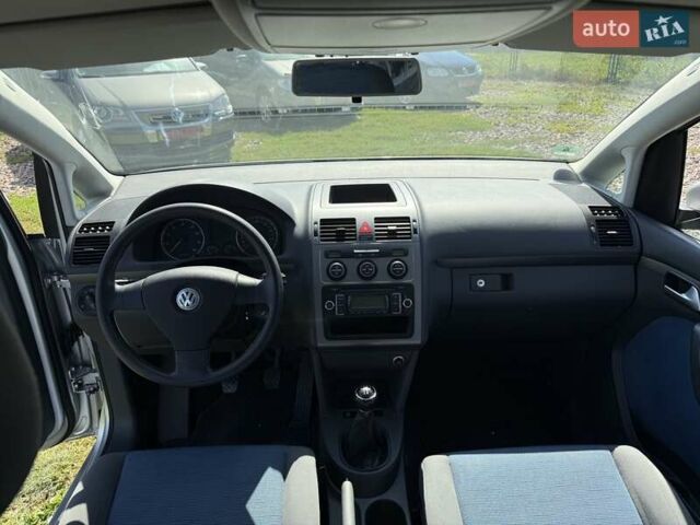 Серый Фольксваген Туран, объемом двигателя 1.6 л и пробегом 230 тыс. км за 7770 $, фото 2 на Automoto.ua