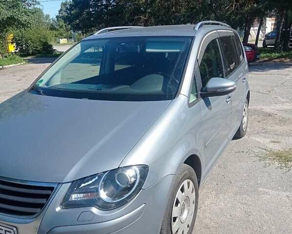 Серый Фольксваген Туран, объемом двигателя 1.6 л и пробегом 195 тыс. км за 8000 $, фото 1 на Automoto.ua