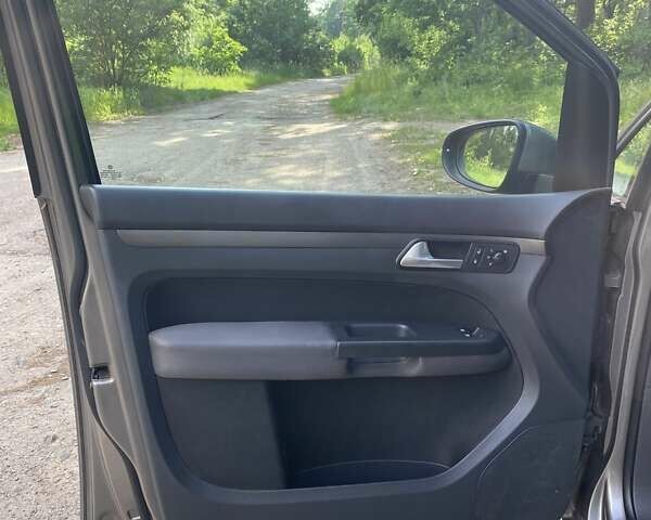 Серый Фольксваген Туран, объемом двигателя 1.6 л и пробегом 211 тыс. км за 9150 $, фото 16 на Automoto.ua