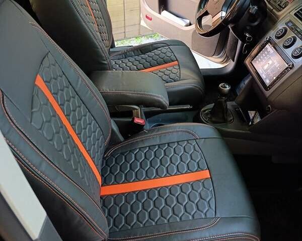 Серый Фольксваген Туран, объемом двигателя 1.9 л и пробегом 237 тыс. км за 7600 $, фото 1 на Automoto.ua