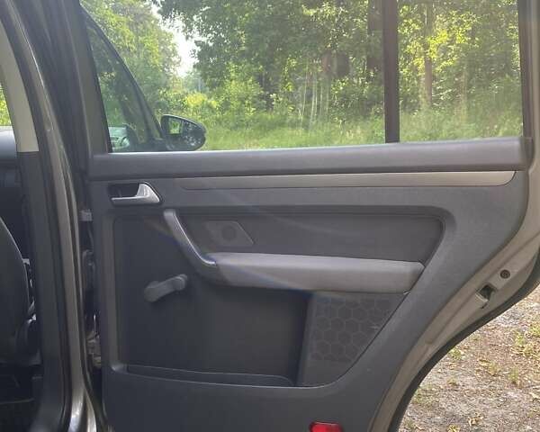 Серый Фольксваген Туран, объемом двигателя 1.6 л и пробегом 211 тыс. км за 9150 $, фото 22 на Automoto.ua