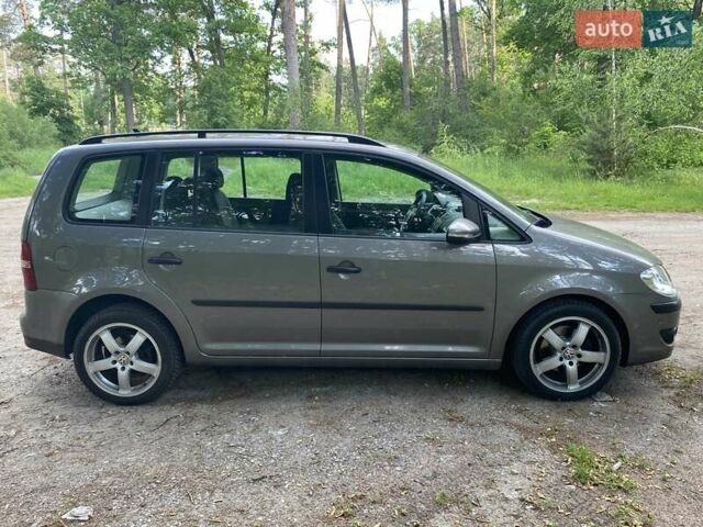 Серый Фольксваген Туран, объемом двигателя 1.6 л и пробегом 211 тыс. км за 9150 $, фото 4 на Automoto.ua