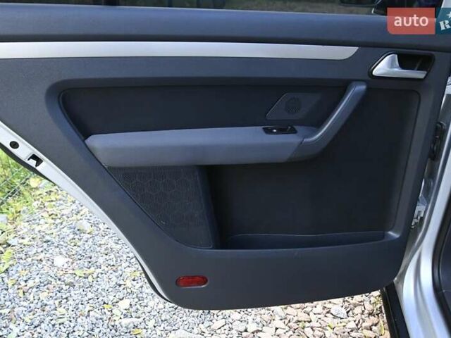 Сірий Фольксваген Туран, об'ємом двигуна 2 л та пробігом 190 тис. км за 9500 $, фото 35 на Automoto.ua