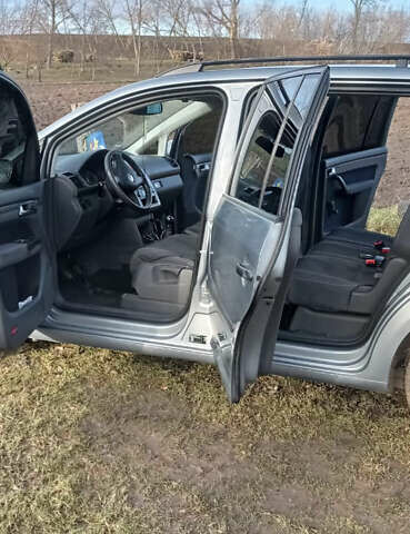 Серый Фольксваген Туран, объемом двигателя 1.6 л и пробегом 251 тыс. км за 6500 $, фото 2 на Automoto.ua