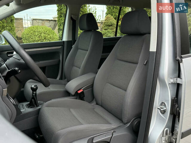 Серый Фольксваген Туран, объемом двигателя 1.6 л и пробегом 174 тыс. км за 7550 $, фото 27 на Automoto.ua