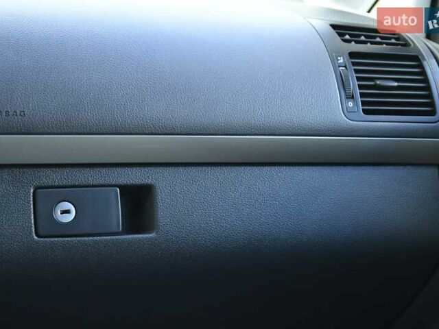 Сірий Фольксваген Туран, об'ємом двигуна 2 л та пробігом 190 тис. км за 9500 $, фото 34 на Automoto.ua