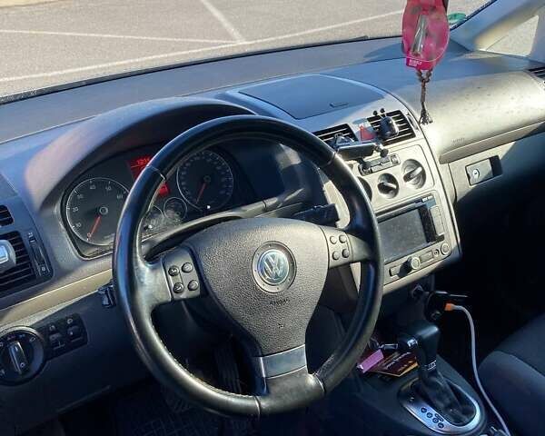 Серый Фольксваген Туран, объемом двигателя 1.4 л и пробегом 233 тыс. км за 5400 $, фото 4 на Automoto.ua