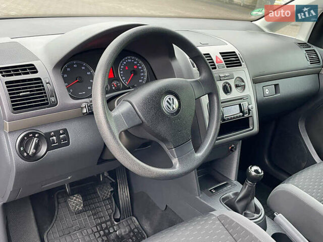 Серый Фольксваген Туран, объемом двигателя 1.6 л и пробегом 196 тыс. км за 8999 $, фото 118 на Automoto.ua