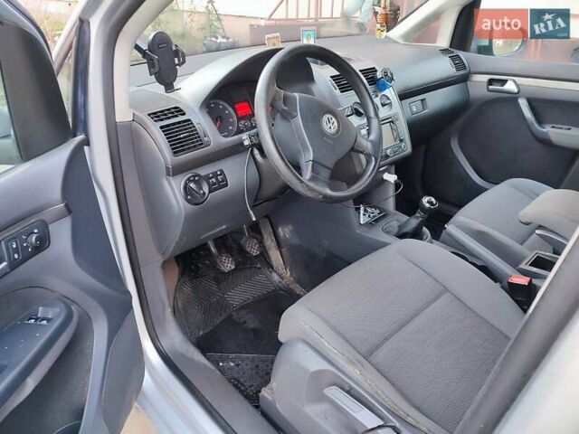 Серый Фольксваген Туран, объемом двигателя 1.6 л и пробегом 260 тыс. км за 7500 $, фото 6 на Automoto.ua