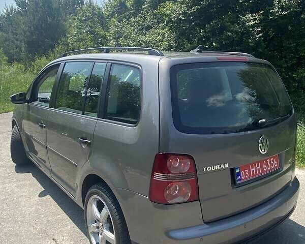 Серый Фольксваген Туран, объемом двигателя 1.6 л и пробегом 211 тыс. км за 9150 $, фото 7 на Automoto.ua
