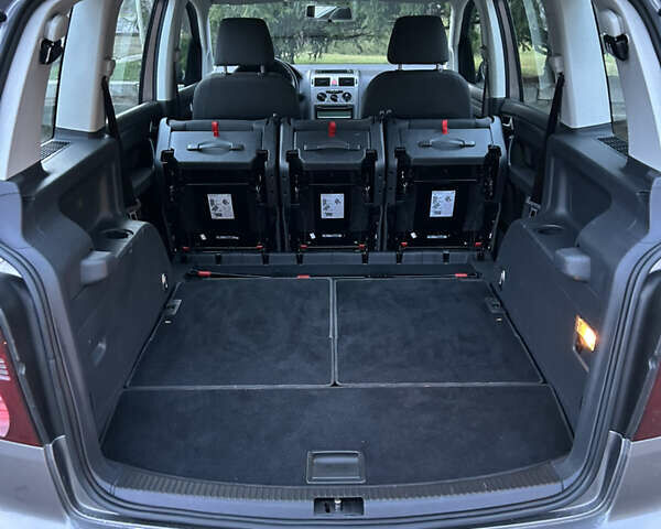 Серый Фольксваген Туран, объемом двигателя 1.6 л и пробегом 225 тыс. км за 8199 $, фото 44 на Automoto.ua