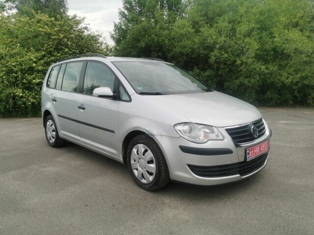 Серый Фольксваген Туран, объемом двигателя 1.6 л и пробегом 190 тыс. км за 5000 $, фото 1 на Automoto.ua