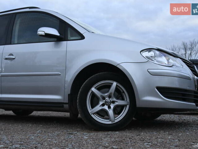 Сірий Фольксваген Туран, об'ємом двигуна 2 л та пробігом 190 тис. км за 9500 $, фото 2 на Automoto.ua