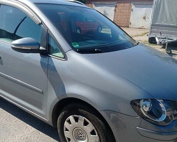 Серый Фольксваген Туран, объемом двигателя 1.6 л и пробегом 195 тыс. км за 8000 $, фото 5 на Automoto.ua