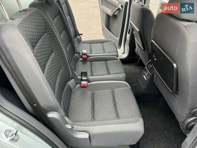 Серый Фольксваген Туран, объемом двигателя 1.6 л и пробегом 198 тыс. км за 8399 $, фото 62 на Automoto.ua