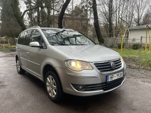 Серый Фольксваген Туран, объемом двигателя 1.9 л и пробегом 380 тыс. км за 3950 $, фото 2 на Automoto.ua