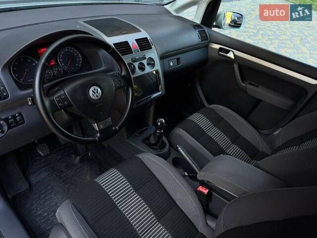 Серый Фольксваген Туран, объемом двигателя 1.6 л и пробегом 278 тыс. км за 8200 $, фото 5 на Automoto.ua