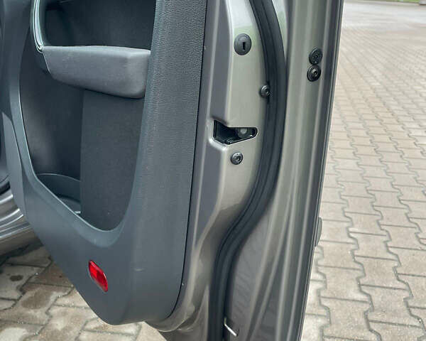 Серый Фольксваген Туран, объемом двигателя 1.6 л и пробегом 196 тыс. км за 8999 $, фото 105 на Automoto.ua