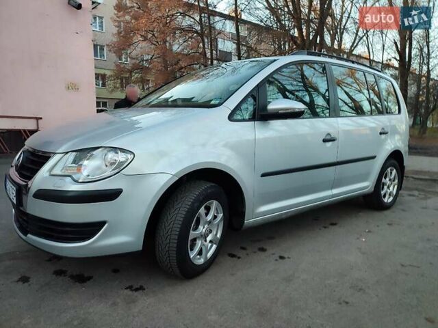 Серый Фольксваген Туран, объемом двигателя 1.6 л и пробегом 260 тыс. км за 7500 $, фото 1 на Automoto.ua