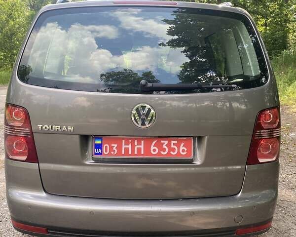 Серый Фольксваген Туран, объемом двигателя 1.6 л и пробегом 211 тыс. км за 9150 $, фото 6 на Automoto.ua