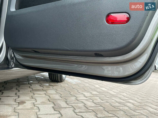 Серый Фольксваген Туран, объемом двигателя 1.6 л и пробегом 196 тыс. км за 8999 $, фото 96 на Automoto.ua
