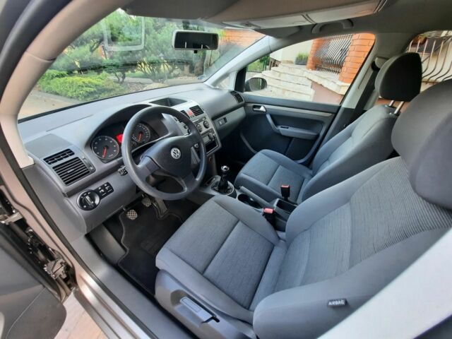 Серый Фольксваген Туран, объемом двигателя 1.6 л и пробегом 130 тыс. км за 7500 $, фото 7 на Automoto.ua