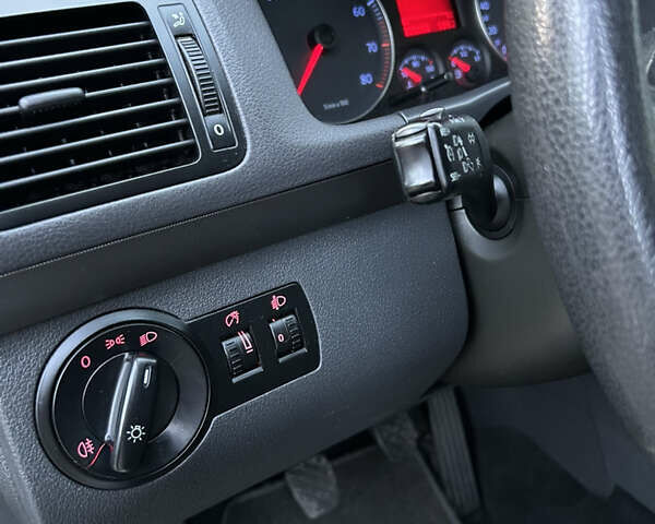 Серый Фольксваген Туран, объемом двигателя 1.6 л и пробегом 225 тыс. км за 8199 $, фото 32 на Automoto.ua