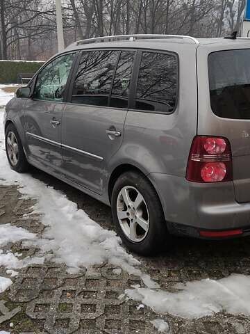 Серый Фольксваген Туран, объемом двигателя 2 л и пробегом 198 тыс. км за 7600 $, фото 4 на Automoto.ua